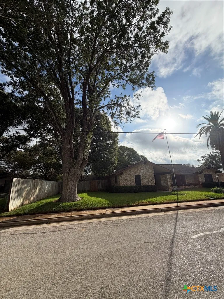 212 S 4th Street Stockdale, TX 78160