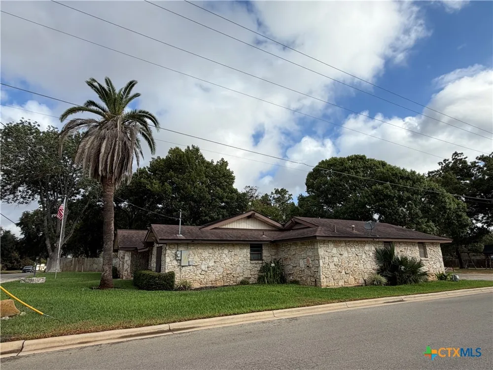 212 S 4th Street Stockdale, TX 78160