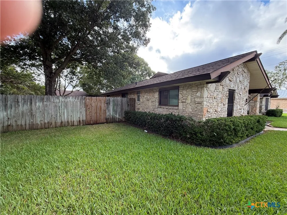 212 S 4th Street Stockdale, TX 78160