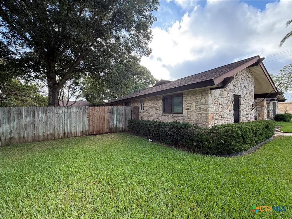 212 S 4th Street Stockdale, TX 78160