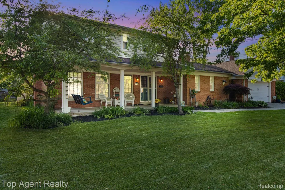 32341 Woody Fraser City, MI 48026