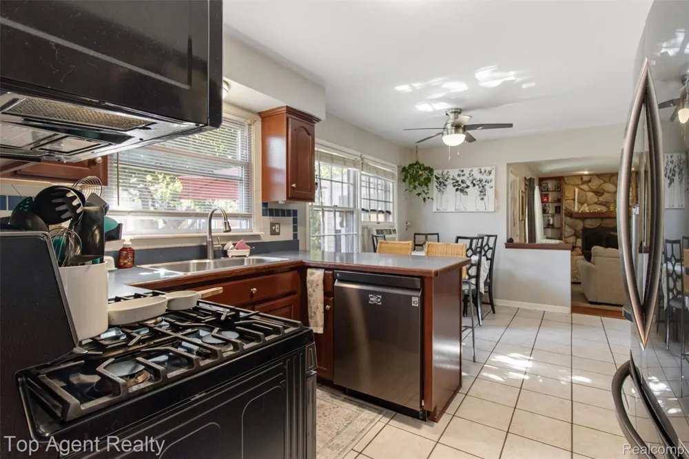 32341 Woody Fraser City, MI 48026