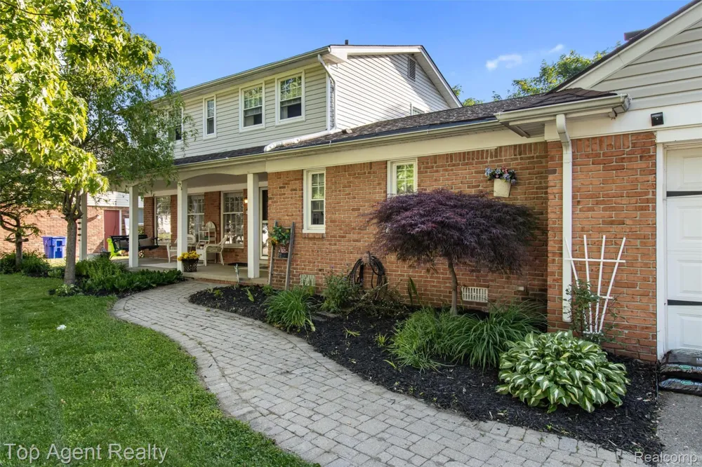 32341 Woody Fraser City, MI 48026