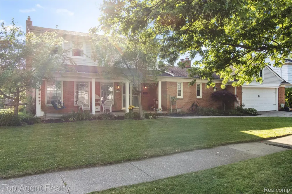 32341 Woody Fraser City, MI 48026
