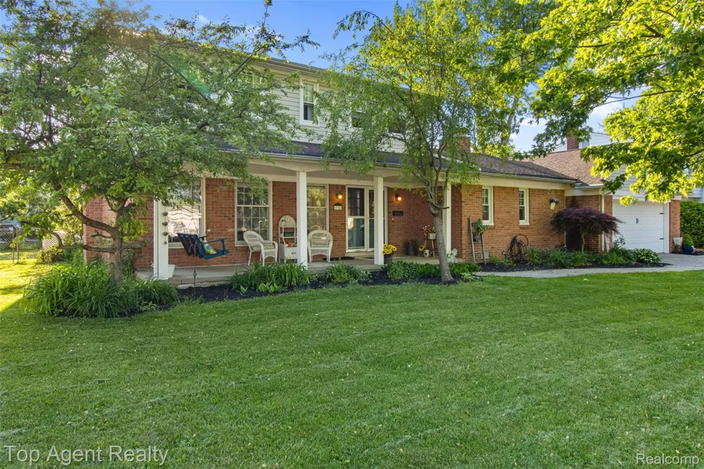 32341 Woody Fraser City, MI 48026