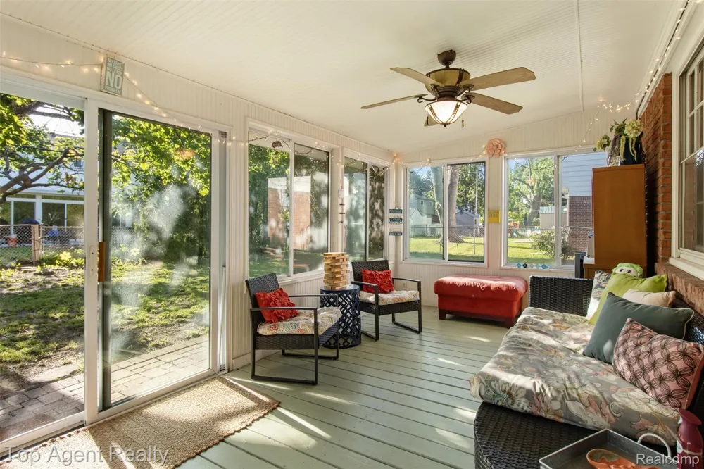32341 Woody Fraser City, MI 48026