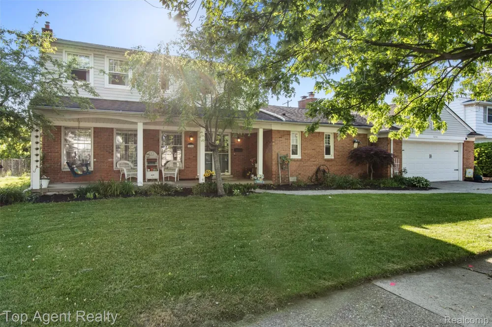 32341 Woody Fraser City, MI 48026