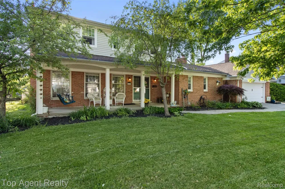 32341 Woody Fraser City, MI 48026