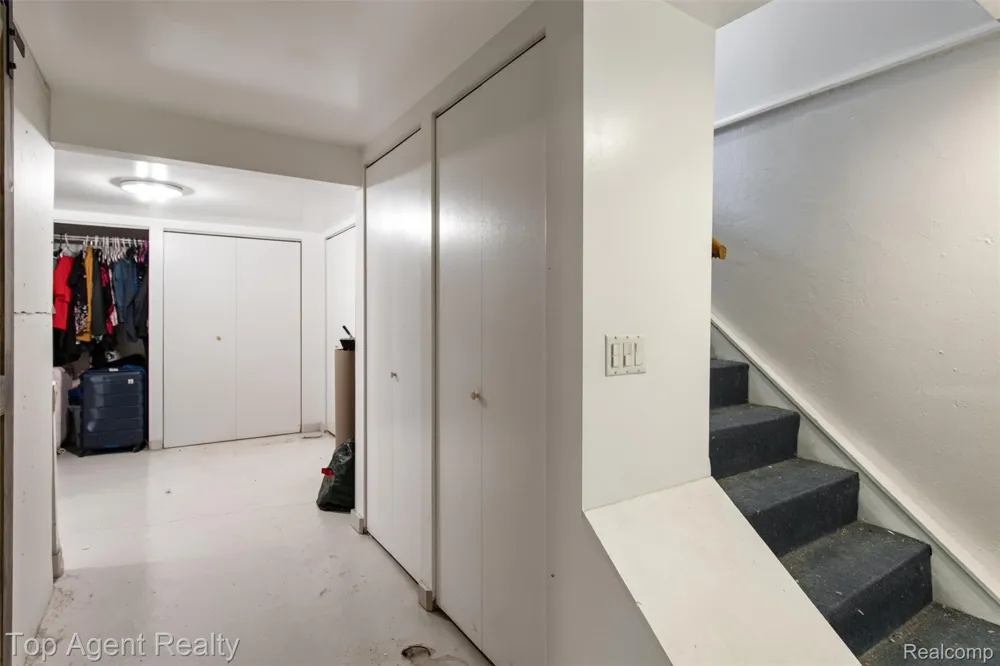 32341 Woody Fraser City, MI 48026