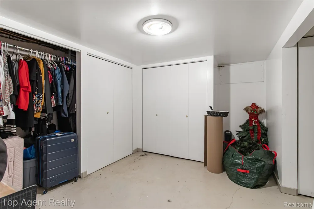 32341 Woody Fraser City, MI 48026