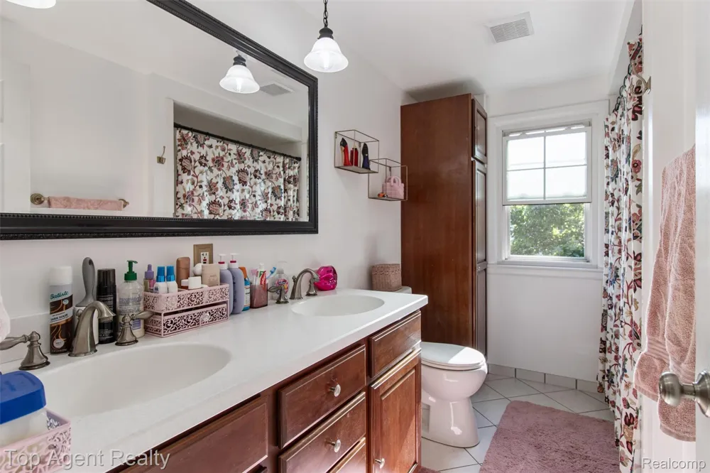 32341 Woody Fraser City, MI 48026