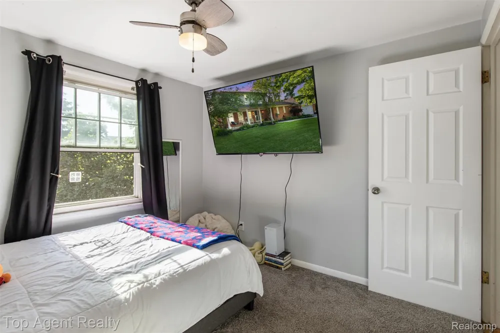 32341 Woody Fraser City, MI 48026