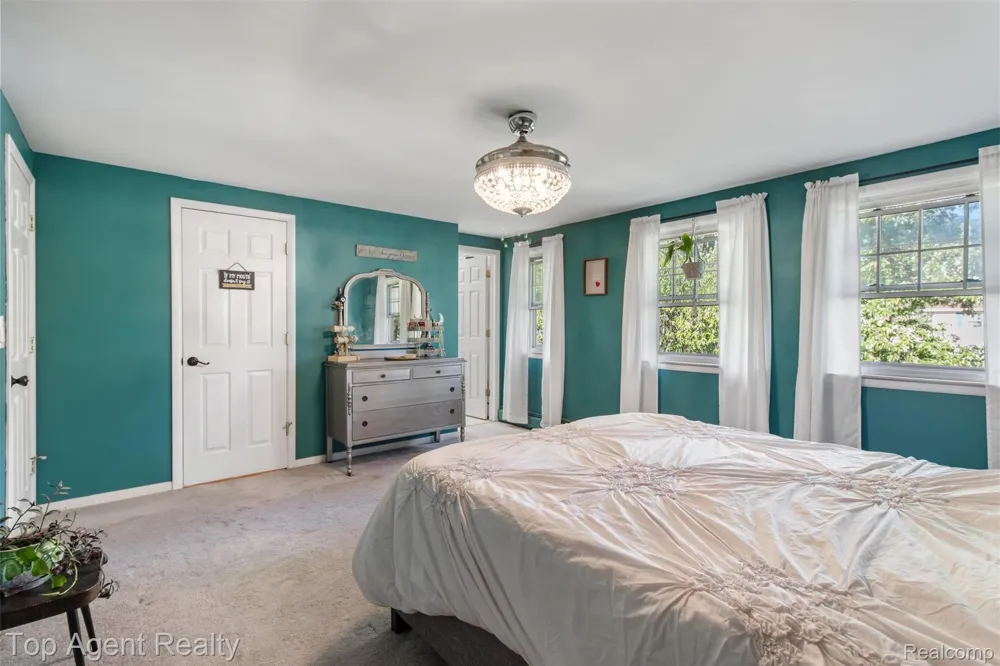 32341 Woody Fraser City, MI 48026