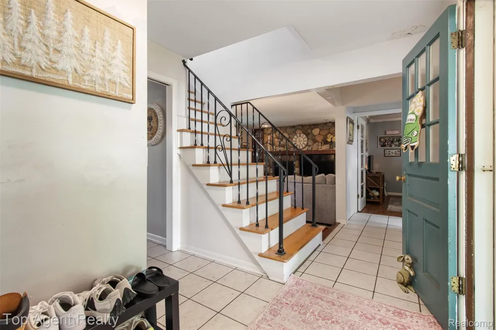 32341 Woody Fraser City, MI 48026