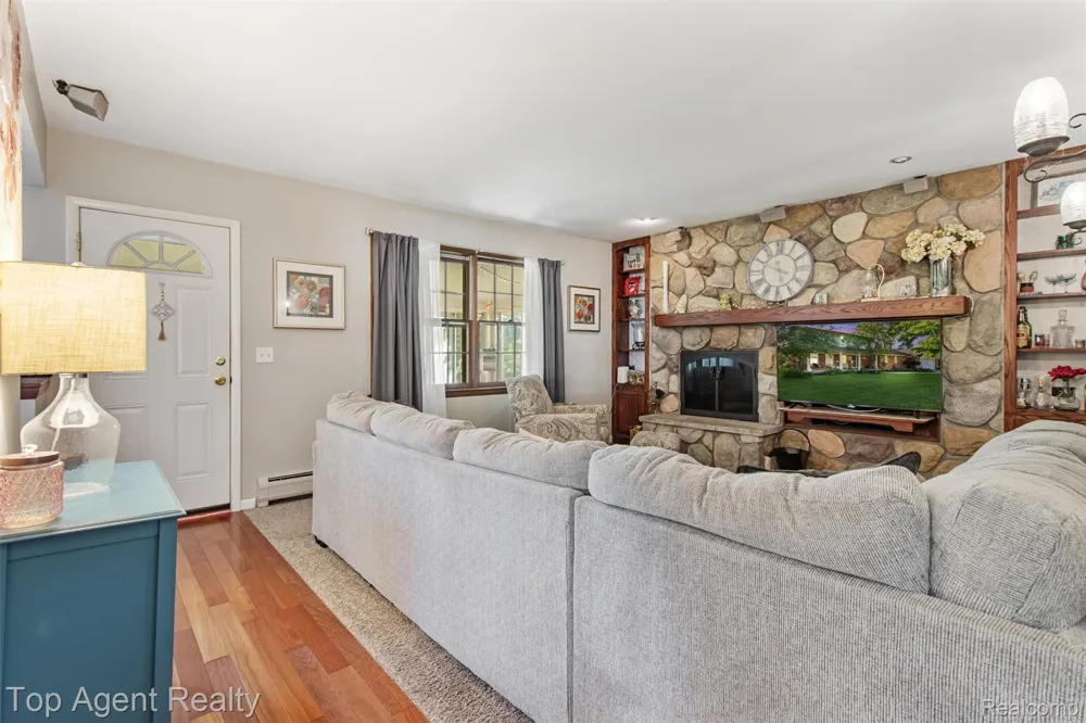 32341 Woody Fraser City, MI 48026