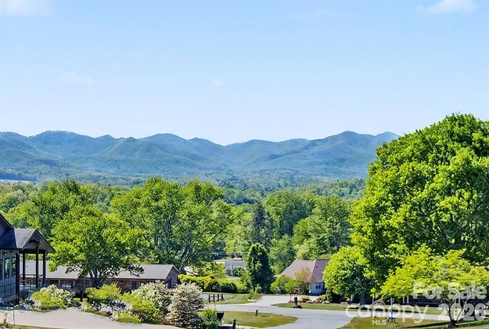 8 Nottingham Drive Candler, NC 28715