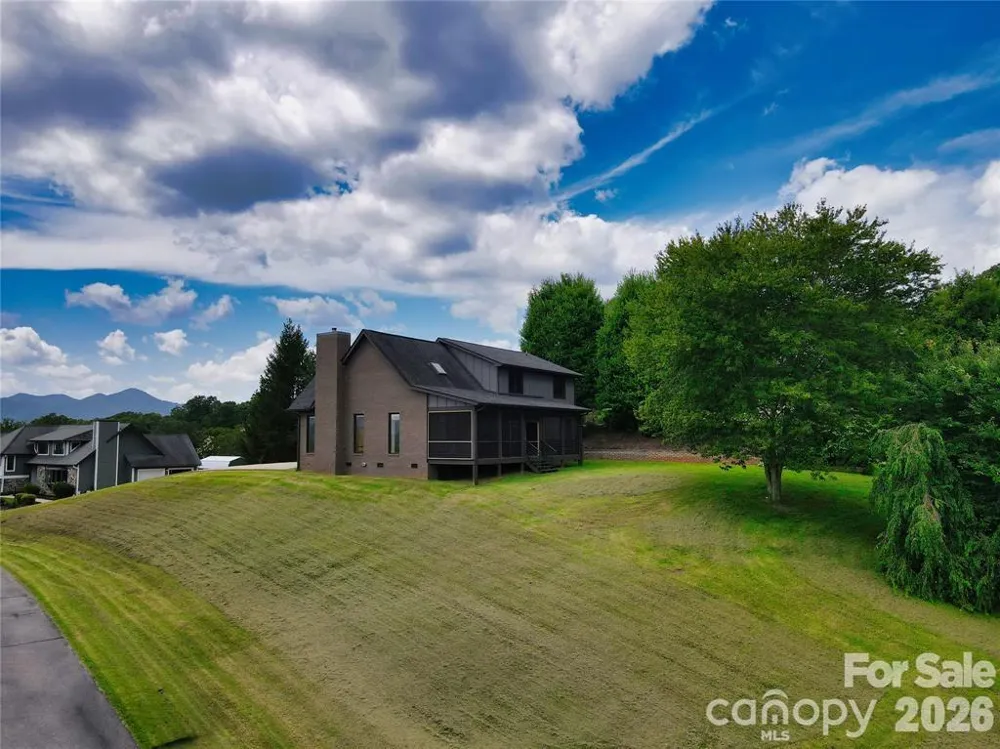 8 Nottingham Drive Candler, NC 28715