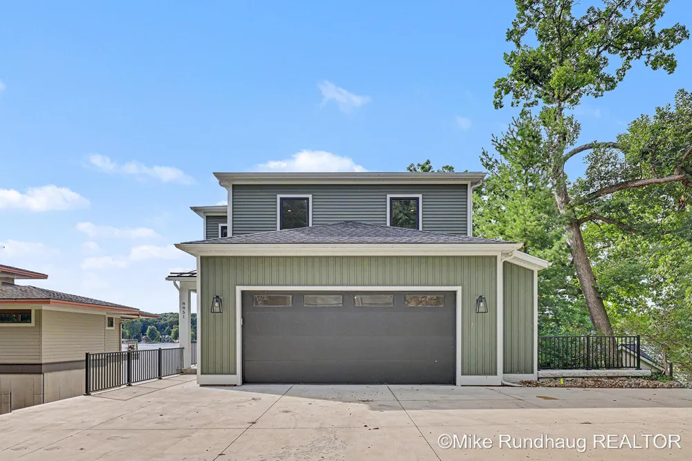 8851 Je-NE-Be Drive NE Rockford, MI 49341