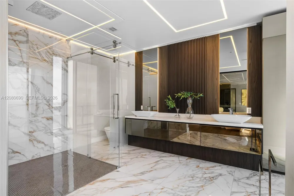 1300 Brickell Bay Dr #PH4400 Miami, FL 33131