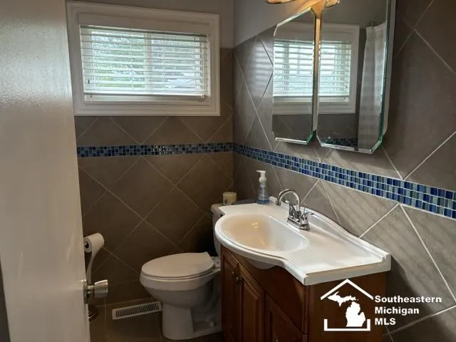 18090 Valade Street Riverview City, MI 48193