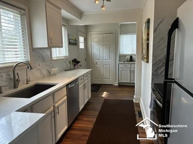 18090 Valade Street Riverview City, MI 48193