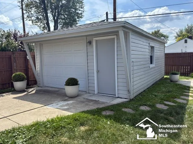 18090 Valade Street Riverview City, MI 48193