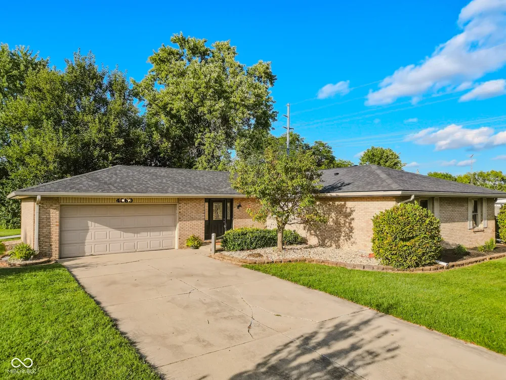4860 Woodcrest Drive Columbus, IN 47203