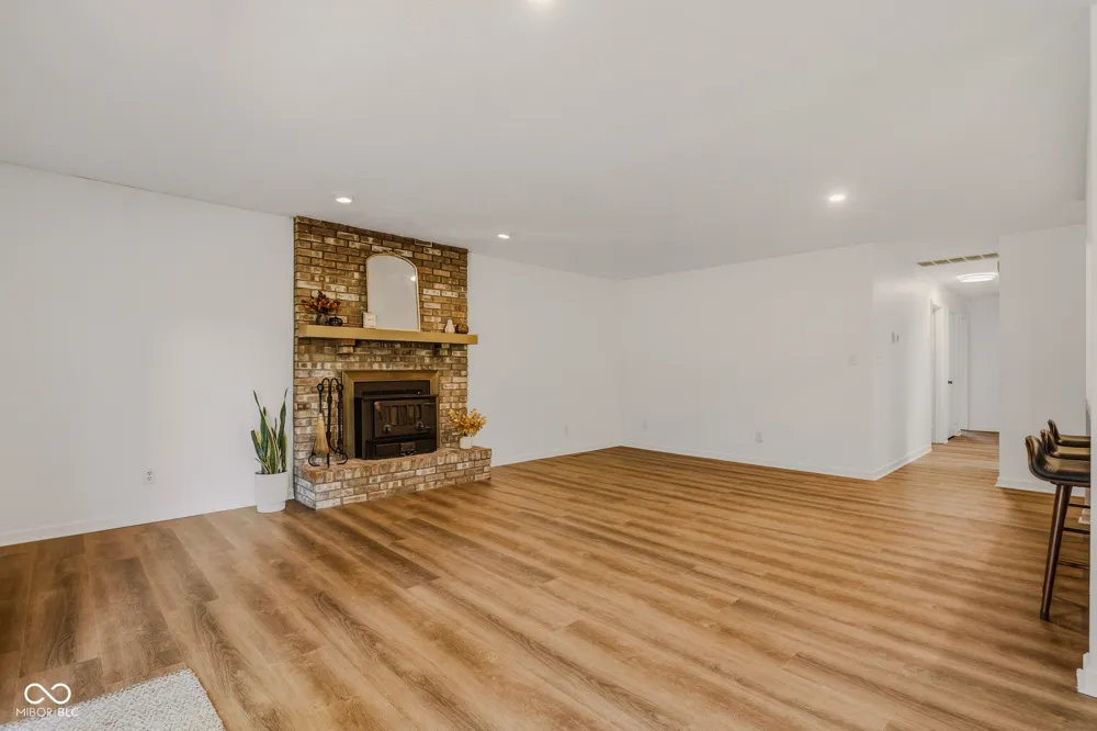 4860 Woodcrest Drive Columbus, IN 47203