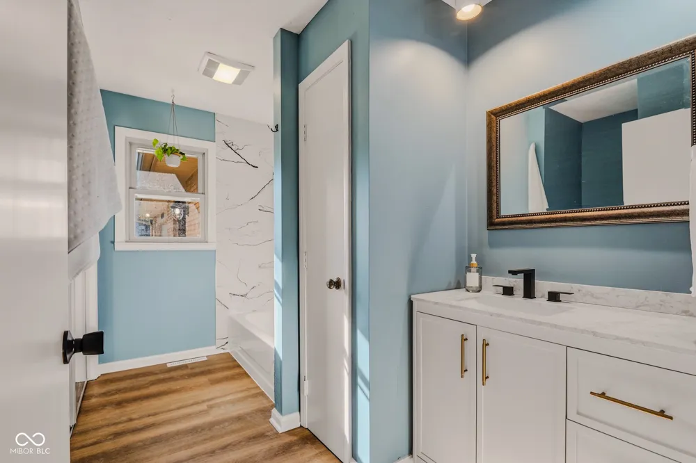 4860 Woodcrest Drive Columbus, IN 47203