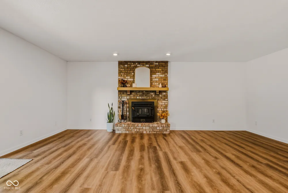 4860 Woodcrest Drive Columbus, IN 47203