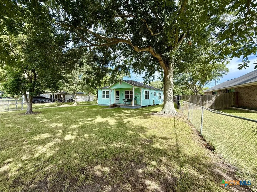 406 E Tres Palacios Avenue Palacios, TX 77465