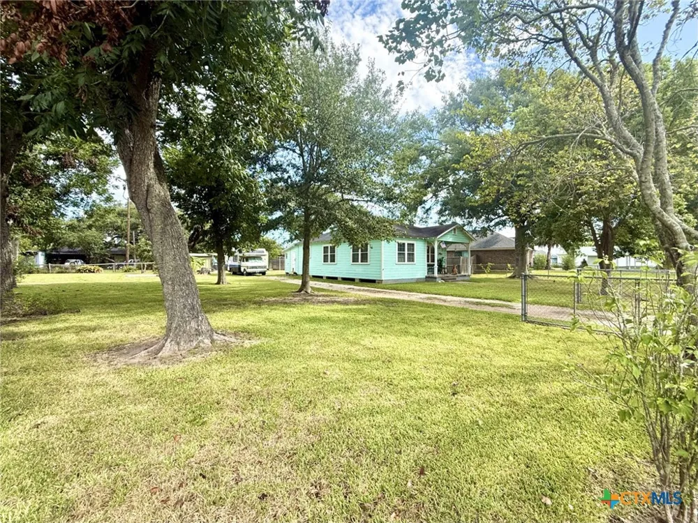 406 E Tres Palacios Avenue Palacios, TX 77465
