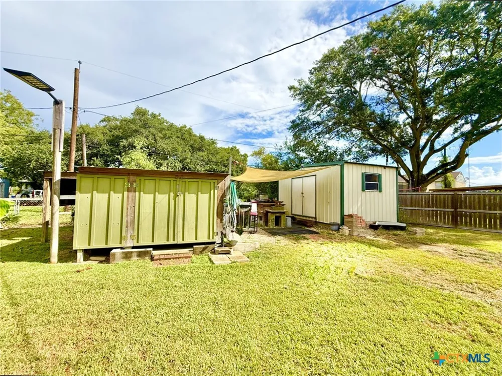 406 E Tres Palacios Avenue Palacios, TX 77465