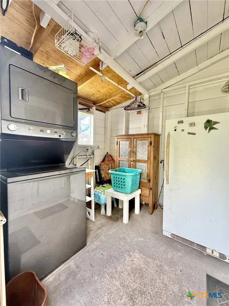 406 E Tres Palacios Avenue Palacios, TX 77465