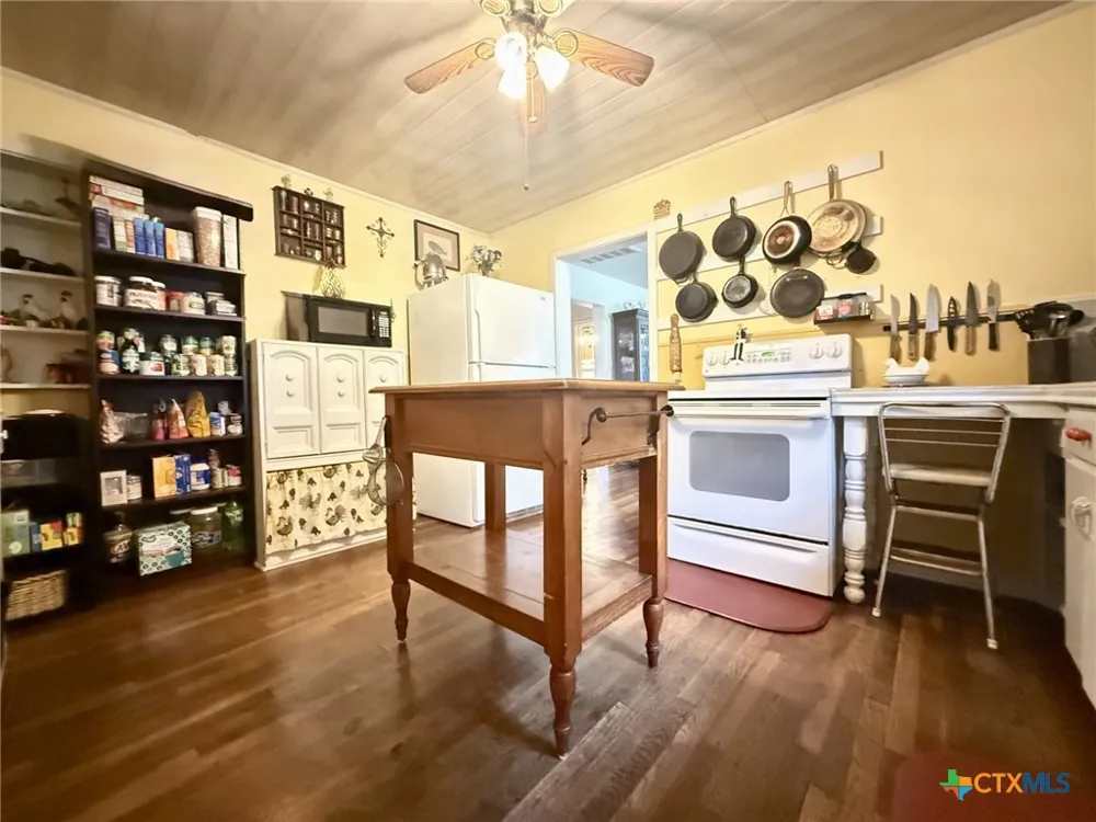 406 E Tres Palacios Avenue Palacios, TX 77465