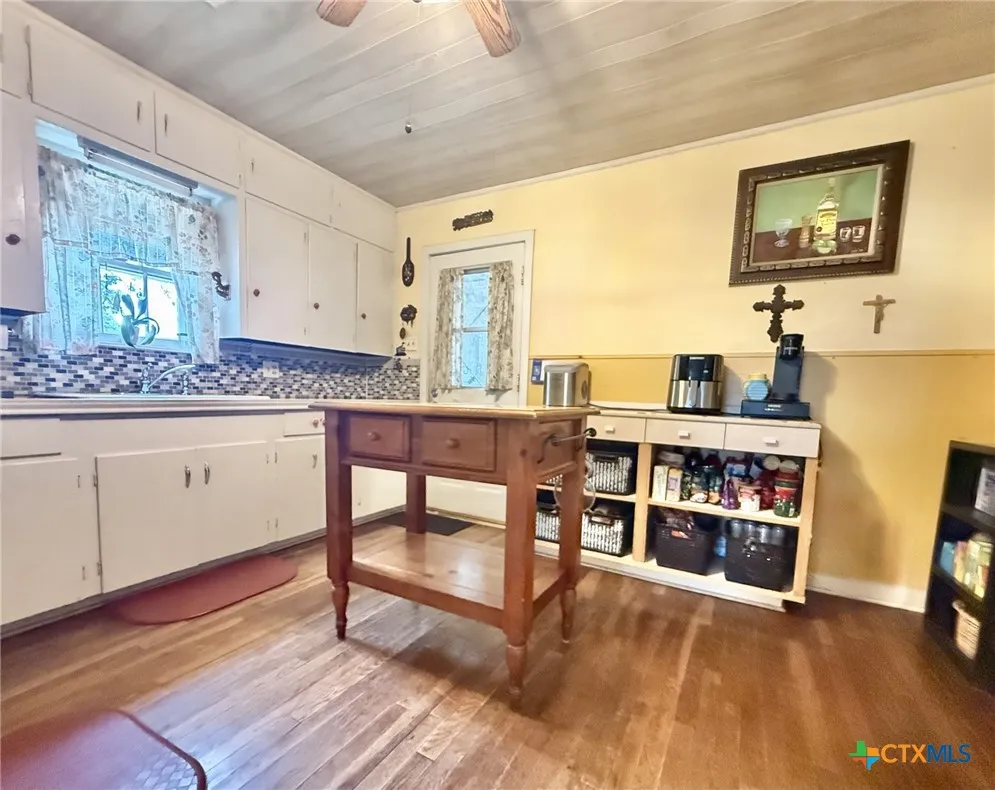 406 E Tres Palacios Avenue Palacios, TX 77465