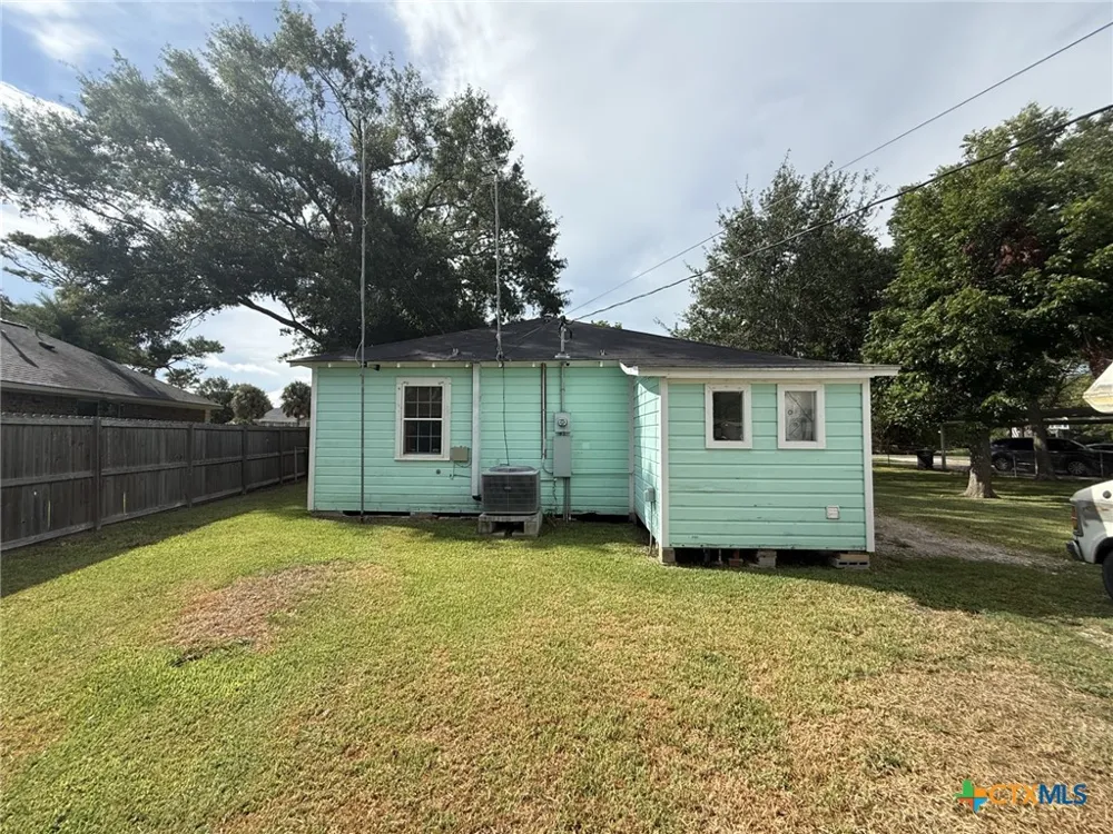 406 E Tres Palacios Avenue Palacios, TX 77465