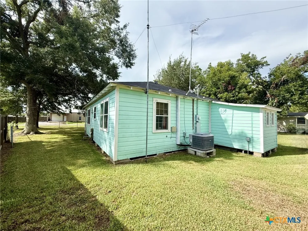 406 E Tres Palacios Avenue Palacios, TX 77465