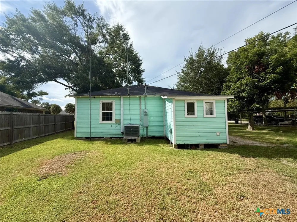 406 E Tres Palacios Avenue Palacios, TX 77465
