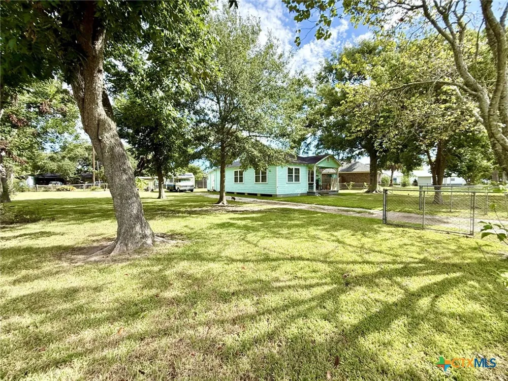 406 E Tres Palacios Avenue Palacios, TX 77465