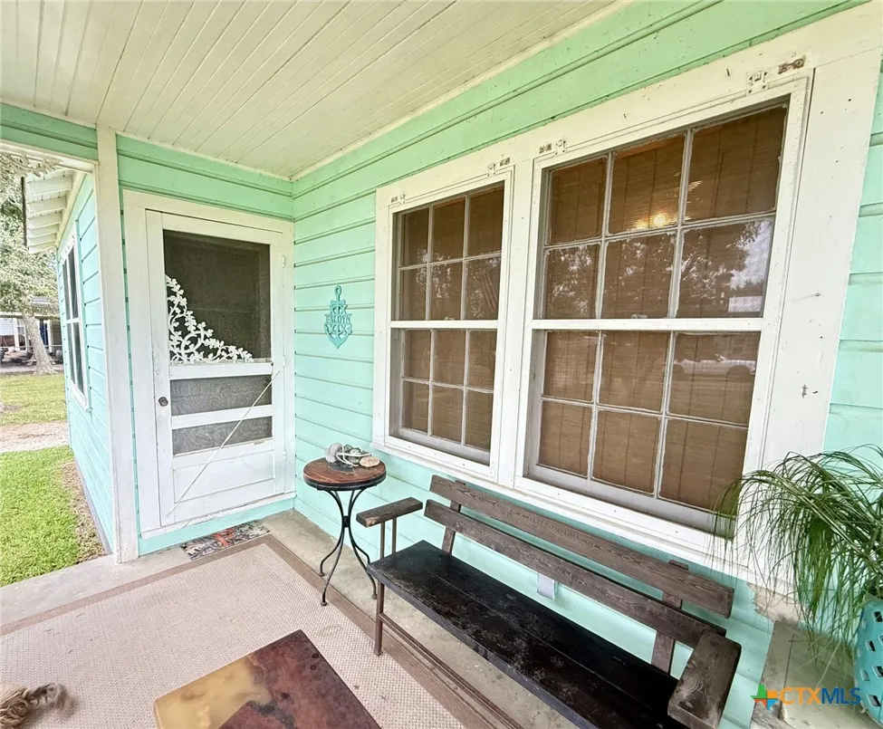 406 E Tres Palacios Avenue Palacios, TX 77465
