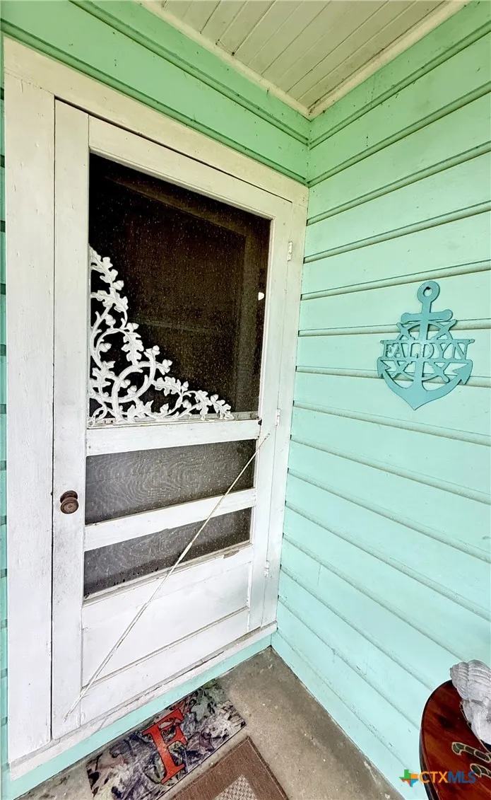 406 E Tres Palacios Avenue Palacios, TX 77465