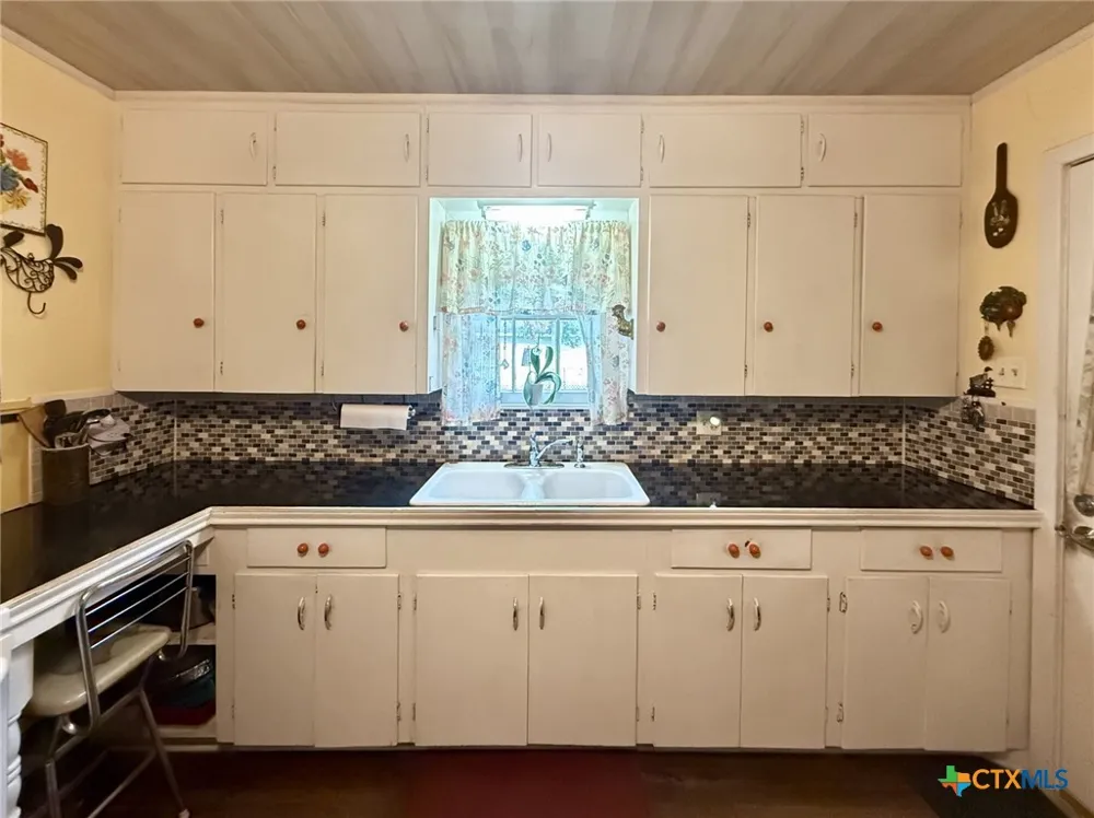 406 E Tres Palacios Avenue Palacios, TX 77465