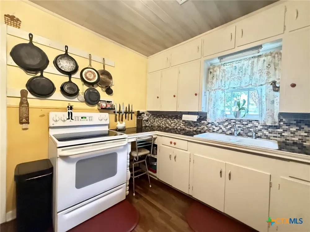 406 E Tres Palacios Avenue Palacios, TX 77465