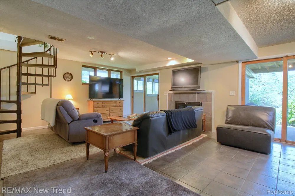 2475 Jackson Boulevard Highland Charter Township, MI 48356