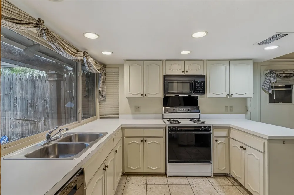 13121 Pennystone Drive Farmers Branch, TX 75244