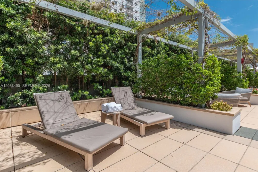 1425 BRICKELL AV #45D Miami, FL 33131