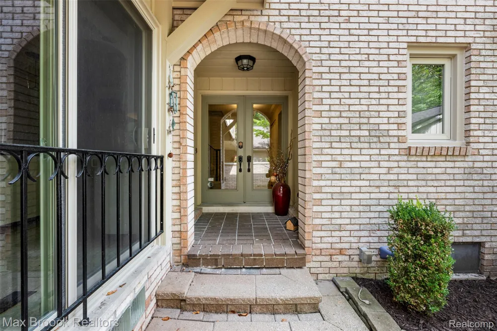 1131 Hillpointe Circle Bloomfield Charter Township, MI 48304
