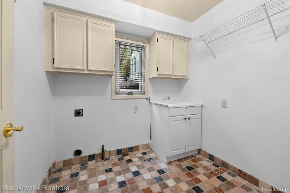 1131 Hillpointe Circle Bloomfield Charter Township, MI 48304