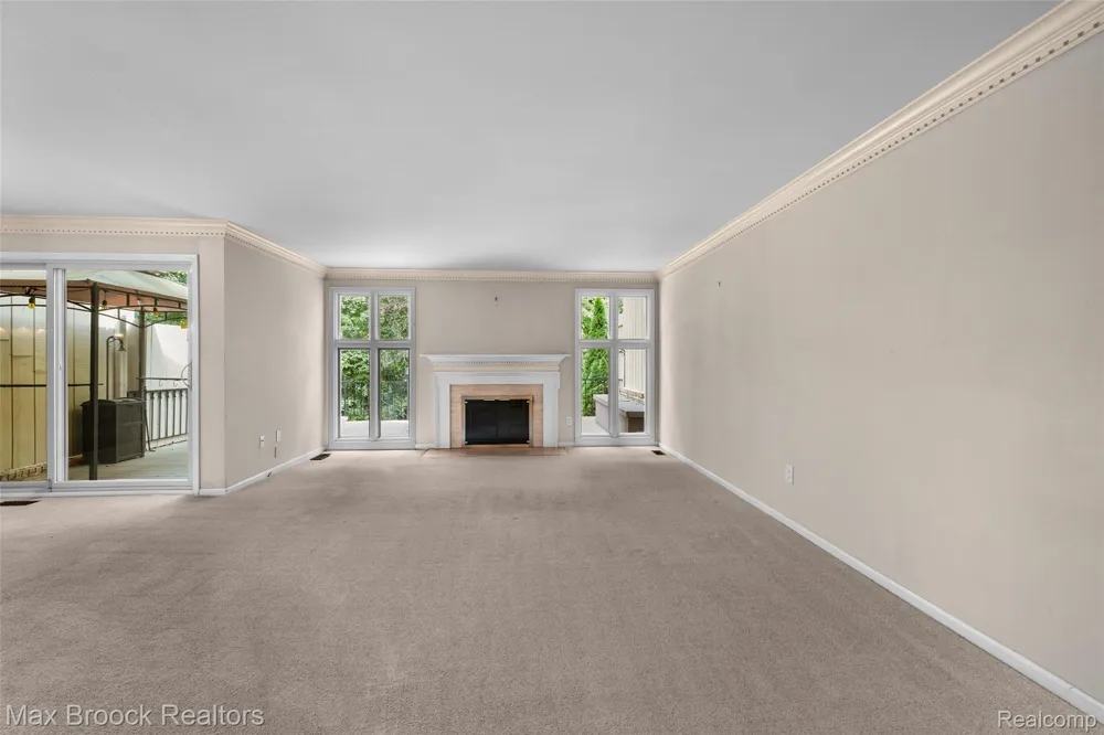 1131 Hillpointe Circle Bloomfield Charter Township, MI 48304